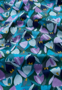 Mehrfarbiger Stoff mit floralem Design, der hellblaue, lila und dunkelblaue Blütenblätter auf einem grünen Hintergrund zeigt, mit glatter Textur.