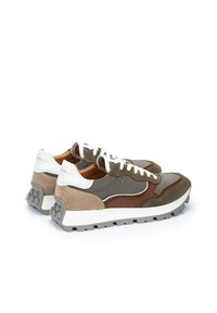 Sneaker con una combinazione di rete grigia, suede marrone e accenti verde oliva. Soletta intermedia bianca spessa e suola in gomma grigia testurizzata.