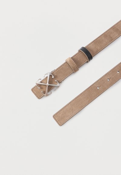 Ζώνη από σουέντ ανοιχτού καφέ χρώματος με αγκράφα σε σχήμα άγκυρας από ασημί μέταλλο και πολλαπλές τρύπες ρύθμισης σε λευκό φόντο.