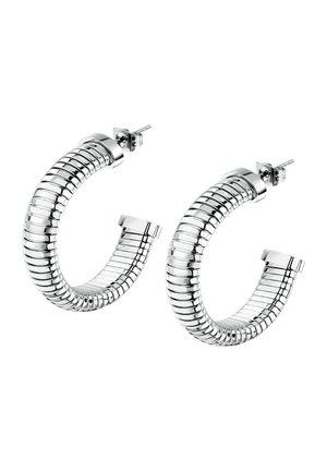 Coppia di orecchini a cerchio a coste in metallo argentato con chiusura a perno su sfondo bianco.