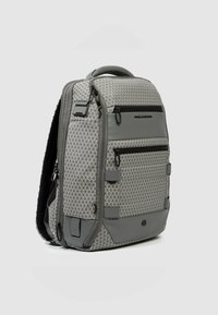 Zaino grigio con motivo geometrico, molteplici scomparti con zip e superficie strutturata con spallacci imbottiti.