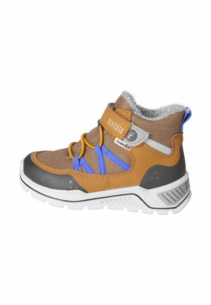 Zapatilla alta en marrón y gris con parte superior de tejido texturizado, acentos en azul, cordones elásticos y una correa de velcro. Suela gruesa blanca con patrones de agarre.
