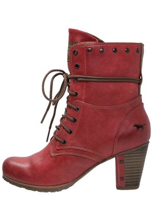 Czerwony botek na kostkę z teksturowanej skóry, okrągły czubek, drewniany obcas, brązowe sznurowadła, metalowe oczka oraz czarny logo konia z boku.