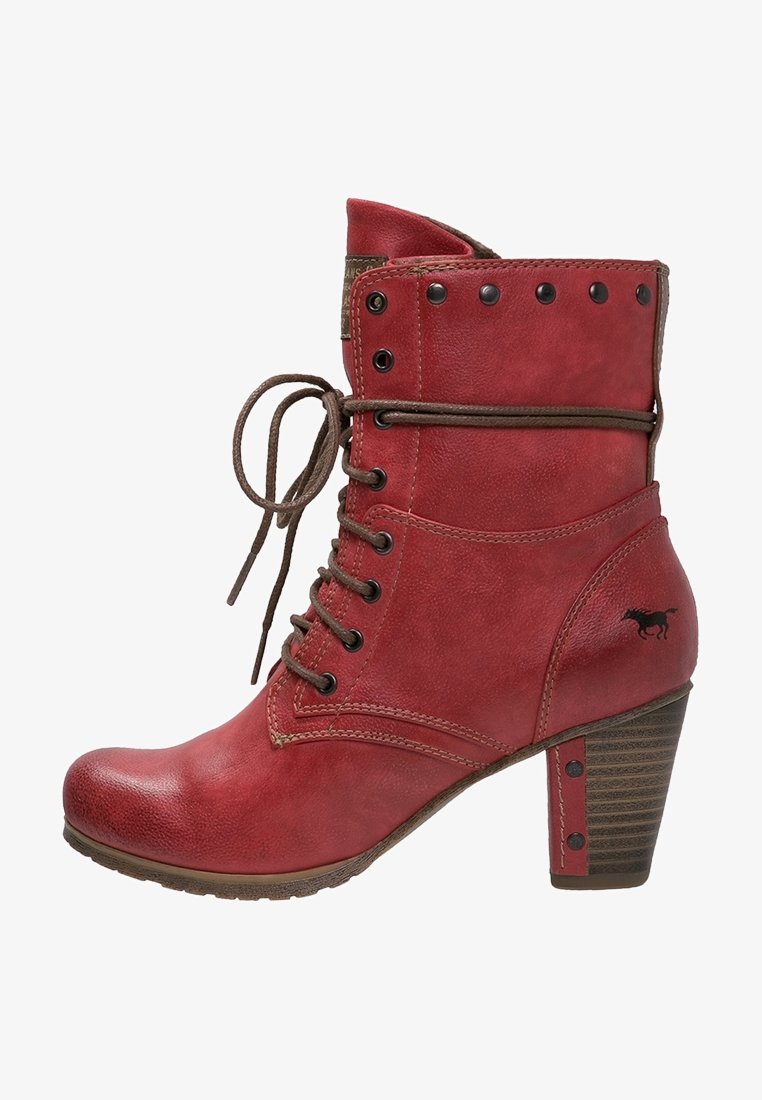 Botte de cheville rouge en cuir texturé avec bout arrondi, talon en bois, lacets marron, œillets en métal et un logo de cheval noir sur le côté.