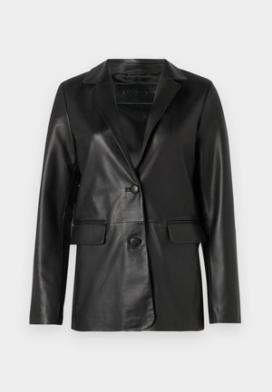 Čierny kožený sak s prispôsobeným strihom, klopami, jedným gombíkom na zapínanie, dvoma prednými vreckami a hladkou, lesklou textúrou.