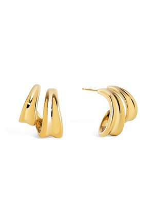 Paire de boucles d'oreilles créoles ouvertes torsadées en or brillant avec attaches à tige sur fond blanc.