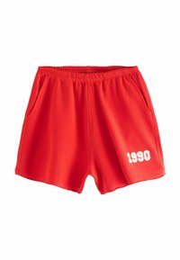 Røde, lette shorts lavet af blødt stof. Har en elastisk talje, sidelommer og hvid tekst "1990" nederst til højre.