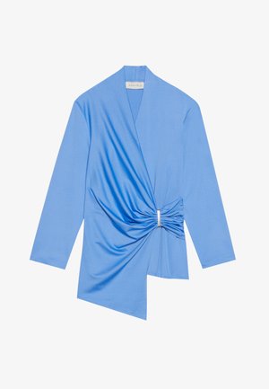 Blaues Wickeloberteil aus glattem Stoff, mit langen Ärmeln, einem verdrehten Knoten-Detail in der Taille und einem asymmetrischen Saum mit metallischem Akzent.