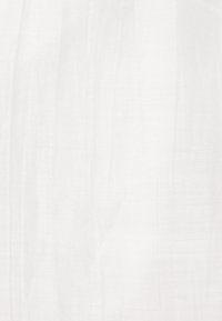 Tessuto bianco con una texture leggera e trasparente, caratterizzato da sottili pattern di pieghe verticali. Superficie liscia e morbida.
