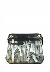 Zwarte leren handtas met een ontwerp van een stadsgezicht en de Vrijheidsbeeld, met gouden hardware en rits sluiting.