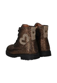 Bronzen gebroken leren enkelboots met zwarte rubberen zolen; voorzien van een beige hartontwerp en decoratieve labels met metalen accenten.