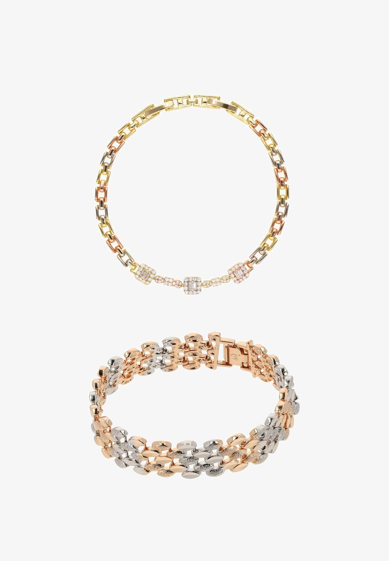 Multi-link ketting van goud, roségoud en zilver met drie vierkante diamantclusters boven een roségouden en zilveren textuur multi-link armband.