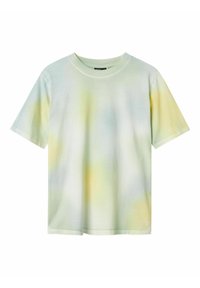 Camiseta de manga corta hecha de algodón suave, con un patrón de tie-dye en acuarela en tonos amarillos y azules claros.