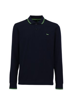 Marineblauw poloshirt met lange mouwen, voorzien van een groene gestreepte kraag en manchetten. Gladde textuur met een klein groen logo op de borst. Twee-knopen sluiting.