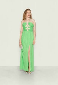 Vestido de noite verde com um design sem alças, detalhe recortado no peito e uma fenda até à coxa. Tecido suave e leve.