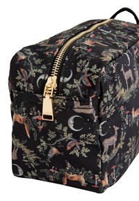 Čierna textilná taška s farebným potlačou divokej prírody, na ktorej sú jelene, líšky a listy, doplnená zlatým zipsom a obdĺžnikovým tvarom.