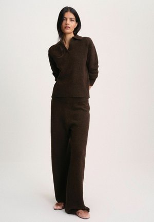 THE SET, TROPHY NECK TOP AND JOGGER SET - Jumper - chocolate brown