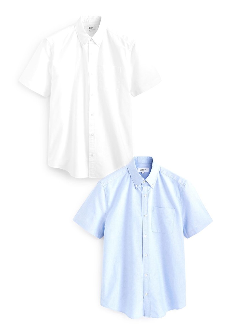 Camicie a maniche corte con bottone in cotone bianco e azzurro; entrambe presentano un colletto e una tasca sul petto nella camicia blu.