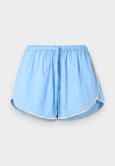 Shorts pour femmes bleu clair avec ceinture élastique, cordon de serrage et bordure blanche le long des ourlets incurvés sur un fond uni.