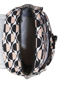 Sac à dos à motifs géométriques noirs et roses avec une fermeture éclair, montrant un intérieur doublé d'un tissu à motifs gris clair.