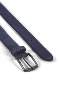 Cinturón de ante azul marino con textura suave, que cuenta con cinco agujeros ajustables y una hebilla rectangular de metal plateado.