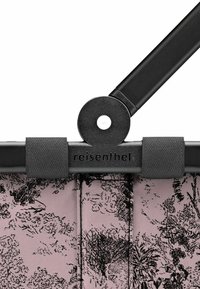 Zwart metalen frame met een ronde scharnier, voorzien van een roze stoffen lichaam met een zwart bloemendessin. Inclusief branding op het scharniergebied.