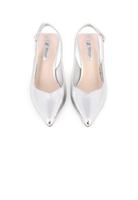 Zapatos de tacón slingback plateados hechos de material texturizado. Diseño de punta afilada con acentos metálicos en la parte delantera. Plantillas beige visibles.