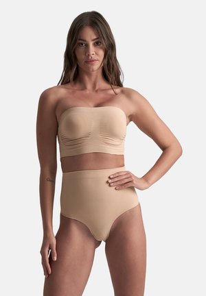 Nude twee-delig bandeau bovenstuk en hoog-taille onderstuk set. Glad, rekbaar materiaal met subtiele plooidetails op de top.
