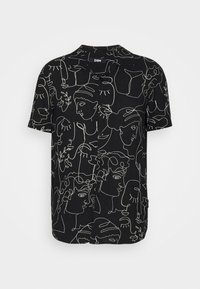 Maglietta nera a maniche corte con un design di disegno a linea continua che rappresenta facce e piante in bianco, con colletto e dettagli con bottoni.
