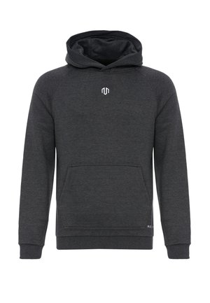 Ciemnoszary hoodie wykonany z miękkiego materiału, z przednią kieszenią, ribbowanymi mankietami i logo na klatce piersiowej. Regulowany kaptur bez widocznych wzorów.
