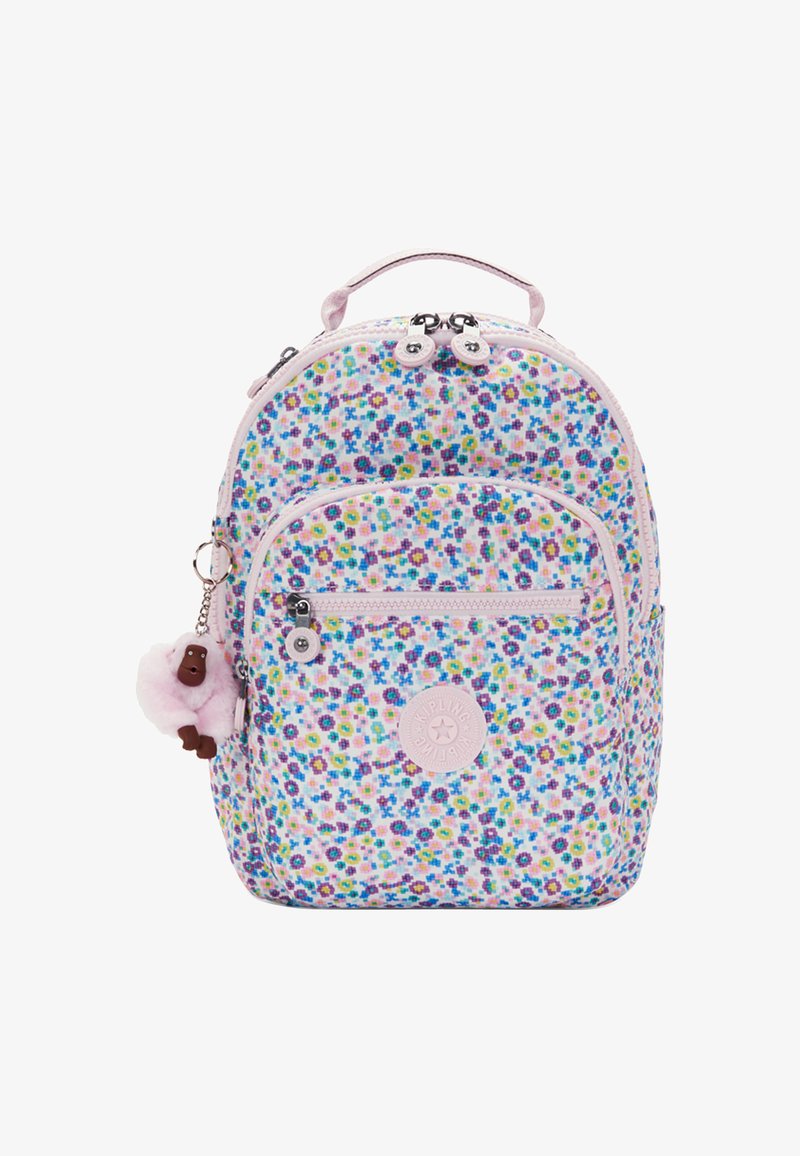 Rygsæk med blomsterprint, pink bundfarve, lynlås, topklap, frontlomme og en lille abe-formet nøglering.
