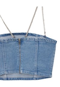 Crop top in denim con spalline in catena argentata, caratterizzato da una cerniera frontale, design strutturato e colore azzurro chiaro con dettagli di cucitura visibili.