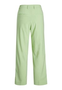 Světle zelené kalhoty s širokými nohavicemi vyrobené z hladkého materiálu. Mají přední kapsy a přiléhající pas s poutky na opasek.