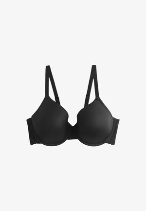 Close-up af en kvinde iført en sort formet bh med blonde detaljer foran i midten, der viser udskæringen og glat stofftekstur.
