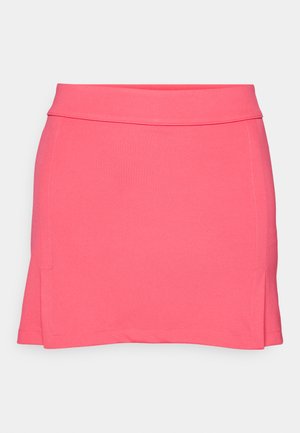 Falda rosa de longitud a la rodilla hecha de una tela suave, con una cinturilla ajustada y aberturas laterales; diseño minimalista sin patrones visibles ni herrajes.