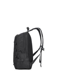 Sac à dos noir avec un extérieur en tissu lisse, plusieurs compartiments zippés, des accents en maille et des bretelles réglables.
