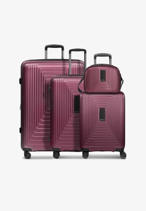 Quattro valigie rigide color amaranto con manici telescopici e ruote, comprendendo tre dimensioni e una borsa coordinata sopra.