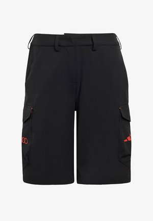 Shorts cargo noirs avec poches à rabat sur les côtés et logos rouges Audi et Adidas sur les poches gauche et droite.