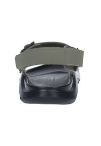 Sandal nero e verde oliva con una texture liscia e opaca, cinturino regolabile, suola sagomata e suola robusta e flessibile.