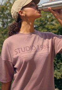 Next OVERSIZED LONGLINE - REGULAR FIT - Marškinėliai su spaudiniu - pink