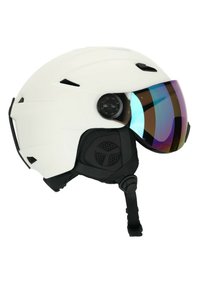 Witte skihelm met een slank, aerodynamisch ontwerp, voorzien van een spiegeltint, zwarte accenten en een gewatteerde kinriem voor comfort.