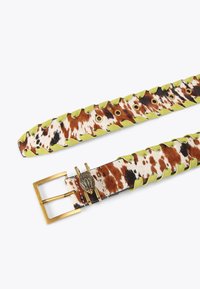 Spleciony pasek z motywem skóry bydlęcej w brązowo-białych kolorach, z zielonymi akcentami i złotą metalową klamrą z ozdobnymi detalami.