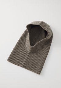 Chauffe-nuque marron côtelé avec une texture douce, présentant un design ajusté avec capuche qui tombe en forme rectangulaire.