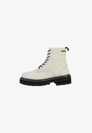 Bottine en cuir blanc avec semelle en caoutchouc noir, design à lacets et coutures contrastées. Dispose d'une languette à l'arrière pour un enfilage facile.
