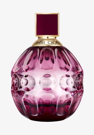 Bottiglia di profumo in vetro viola con una forma bulbosa e testurizzata, hardware dorato e un tappo quadrato con un accento marrone scuro nella parte superiore.