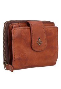 Cartera de cuero marrón con cierre de cremallera, solapa con broche y un emblema de ancla. Presenta una textura suave y detalles cosidos. Diseño compacto.