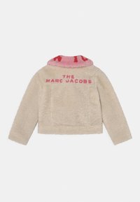 Giacca morbida beige con colletto rosa e testo rosso "THE MARC JACOBS" sul retro, mostrata di spalle su uno sfondo bianco.