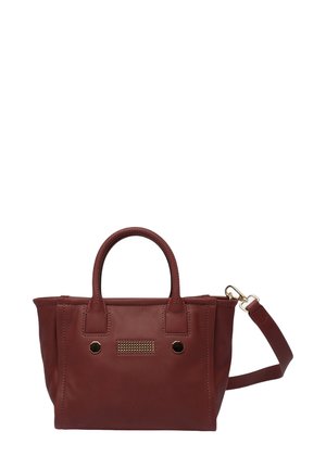 Sac à main en cuir bordeaux avec deux poignées supérieures, une bandoulière réglable, des finitions en métal doré et des détails en panneau texturé à l'avant.