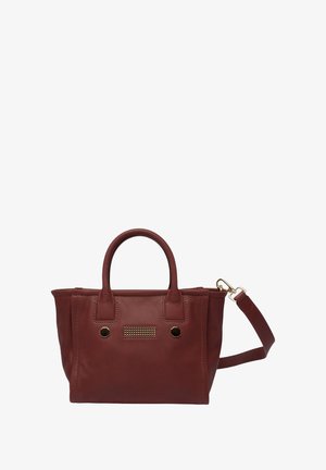 Weinrot lederne Handtasche mit doppelten oberen Griffen, verstellbarem Schultergurt, goldfarbener Hardware und strukturiertem Paneldetail auf der Vorderseite.