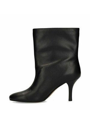 Zwarte leren dameslaars tot halverwege de kuit met een puntige neus en een slanke hoge hak, op een witte achtergrond.